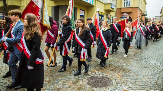 Obchody 107. rocznicy odzyskania przez Polskę niepodległości zdjęcie przedstawia osoby podczas uroczystości 11. listopada 2025