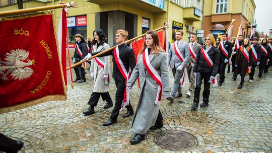 Obchody 107. rocznicy odzyskania przez Polskę niepodległości zdjęcie przedstawia osoby podczas uroczystości 11. listopada 2025