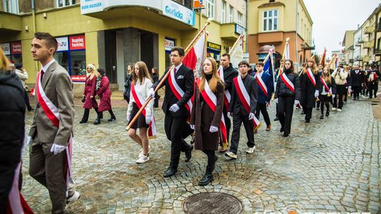 Obchody 107. rocznicy odzyskania przez Polskę niepodległości zdjęcie przedstawia osoby podczas uroczystości 11. listopada 2025