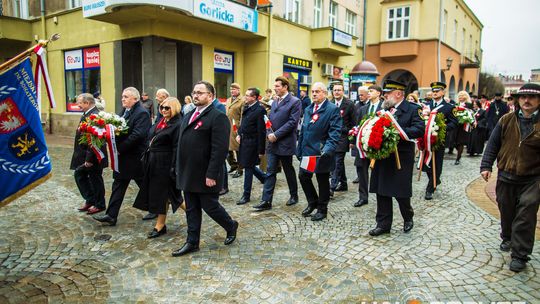 Obchody 107. rocznicy odzyskania przez Polskę niepodległości zdjęcie przedstawia osoby podczas uroczystości 11. listopada 2025