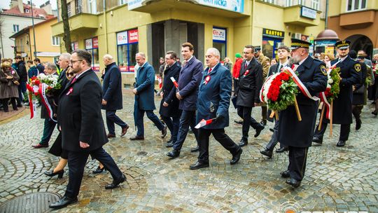 Obchody 107. rocznicy odzyskania przez Polskę niepodległości zdjęcie przedstawia osoby podczas uroczystości 11. listopada 2025