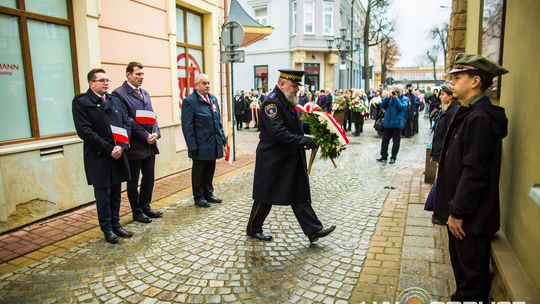 Obchody 107. rocznicy odzyskania przez Polskę niepodległości zdjęcie przedstawia osoby podczas uroczystości 11. listopada 2025