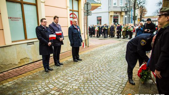 Obchody 107. rocznicy odzyskania przez Polskę niepodległości zdjęcie przedstawia osoby podczas uroczystości 11. listopada 2025