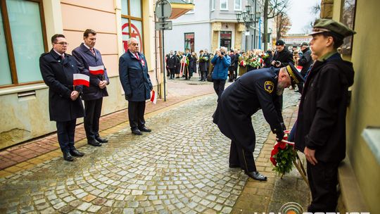 Obchody 107. rocznicy odzyskania przez Polskę niepodległości zdjęcie przedstawia osoby podczas uroczystości 11. listopada 2025