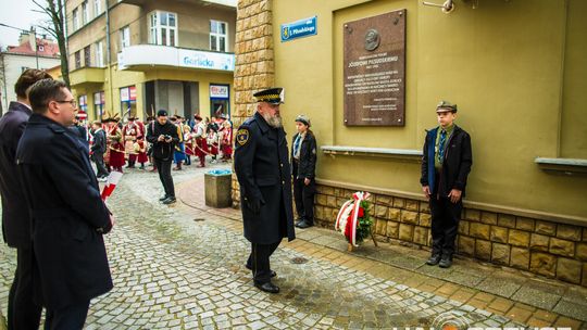 Obchody 107. rocznicy odzyskania przez Polskę niepodległości zdjęcie przedstawia osoby podczas uroczystości 11. listopada 2025