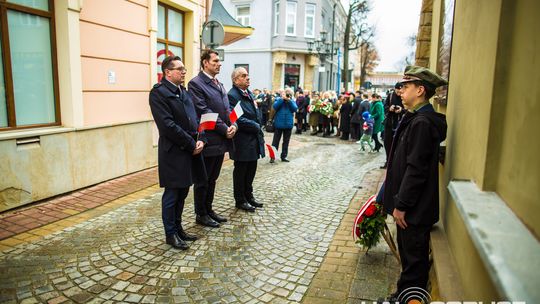 Obchody 107. rocznicy odzyskania przez Polskę niepodległości zdjęcie przedstawia osoby podczas uroczystości 11. listopada 2025
