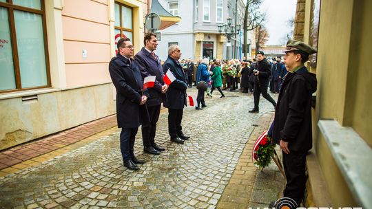 Obchody 107. rocznicy odzyskania przez Polskę niepodległości zdjęcie przedstawia osoby podczas uroczystości 11. listopada 2025