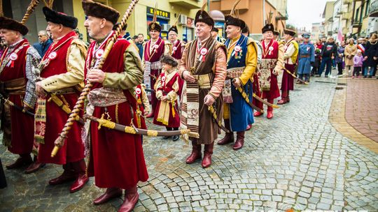 Obchody 107. rocznicy odzyskania przez Polskę niepodległości zdjęcie przedstawia osoby podczas uroczystości 11. listopada 2025