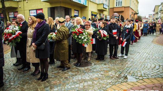 Obchody 107. rocznicy odzyskania przez Polskę niepodległości zdjęcie przedstawia osoby podczas uroczystości 11. listopada 2025
