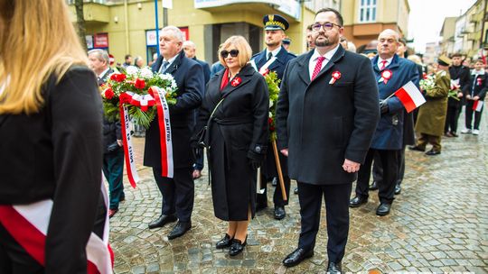 Obchody 107. rocznicy odzyskania przez Polskę niepodległości zdjęcie przedstawia osoby podczas uroczystości 11. listopada 2025