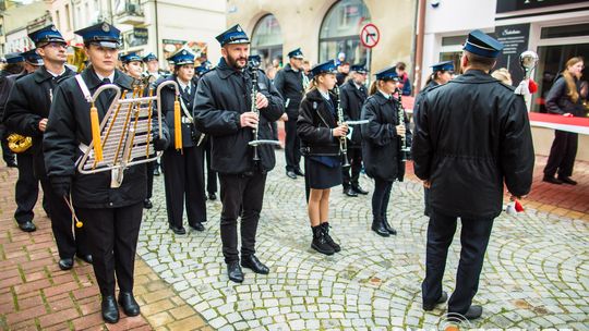Obchody 107. rocznicy odzyskania przez Polskę niepodległości zdjęcie przedstawia osoby podczas uroczystości 11. listopada 2025