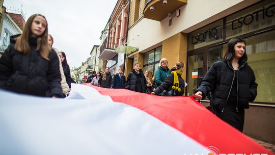 Obchody 107. rocznicy odzyskania przez Polskę niepodległości zdjęcie przedstawia osoby podczas uroczystości 11. listopada 2025