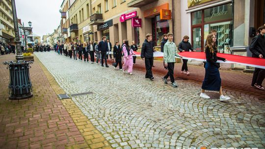 Obchody 107. rocznicy odzyskania przez Polskę niepodległości zdjęcie przedstawia osoby podczas uroczystości 11. listopada 2025