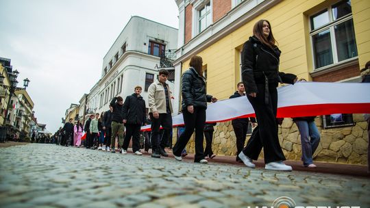 Obchody 107. rocznicy odzyskania przez Polskę niepodległości zdjęcie przedstawia osoby podczas uroczystości 11. listopada 2025