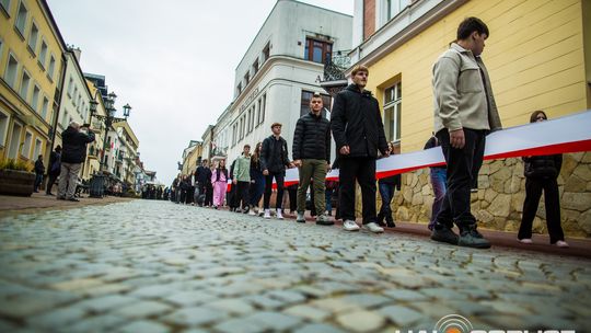 Obchody 107. rocznicy odzyskania przez Polskę niepodległości zdjęcie przedstawia osoby podczas uroczystości 11. listopada 2025