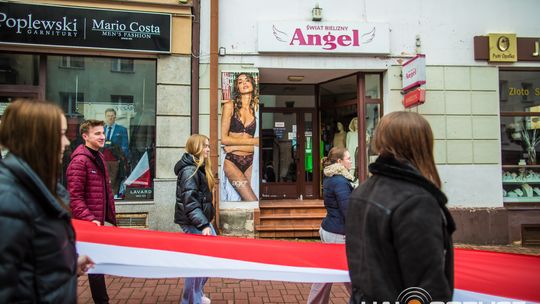 Obchody 107. rocznicy odzyskania przez Polskę niepodległości zdjęcie przedstawia osoby podczas uroczystości 11. listopada 2025