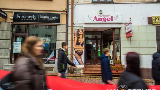 Obchody 107. rocznicy odzyskania przez Polskę niepodległości zdjęcie przedstawia osoby podczas uroczystości 11. listopada 2025