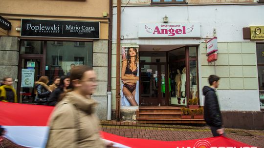 Obchody 107. rocznicy odzyskania przez Polskę niepodległości zdjęcie przedstawia osoby podczas uroczystości 11. listopada 2025