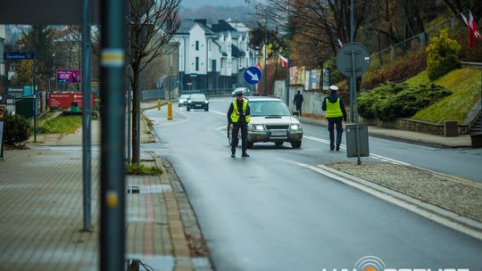 Obchody 107. rocznicy odzyskania przez Polskę niepodległości zdjęcie przedstawia osoby podczas uroczystości 11. listopada 2025