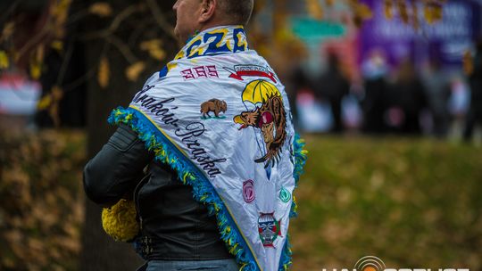 Obchody 107. rocznicy odzyskania przez Polskę niepodległości zdjęcie przedstawia osoby podczas uroczystości 11. listopada 2025