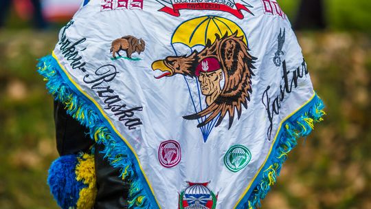 Obchody 107. rocznicy odzyskania przez Polskę niepodległości zdjęcie przedstawia osoby podczas uroczystości 11. listopada 2025