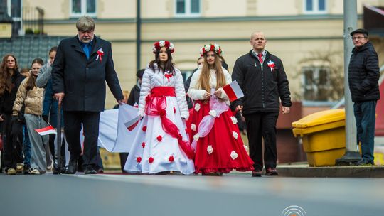 Obchody 107. rocznicy odzyskania przez Polskę niepodległości zdjęcie przedstawia osoby podczas uroczystości 11. listopada 2025