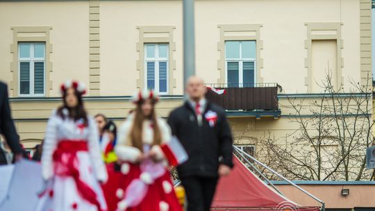 Obchody 107. rocznicy odzyskania przez Polskę niepodległości zdjęcie przedstawia osoby podczas uroczystości 11. listopada 2025