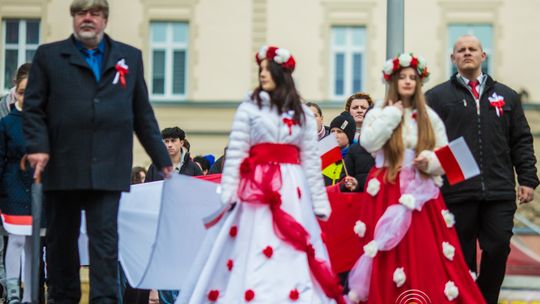 Obchody 107. rocznicy odzyskania przez Polskę niepodległości zdjęcie przedstawia osoby podczas uroczystości 11. listopada 2025