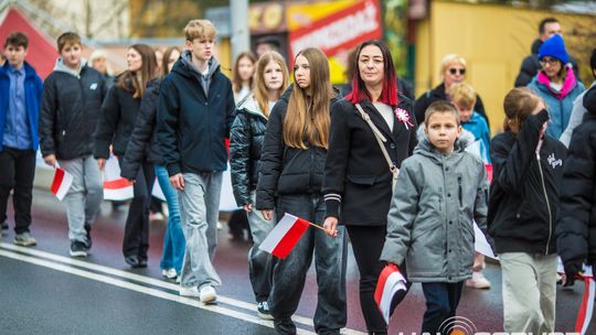 Obchody 107. rocznicy odzyskania przez Polskę niepodległości zdjęcie przedstawia osoby podczas uroczystości 11. listopada 2025