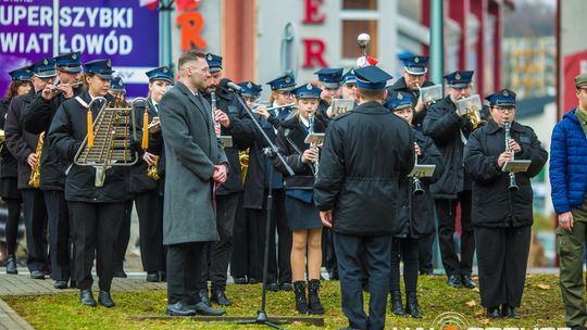 Obchody 107. rocznicy odzyskania przez Polskę niepodległości zdjęcie przedstawia osoby podczas uroczystości 11. listopada 2025