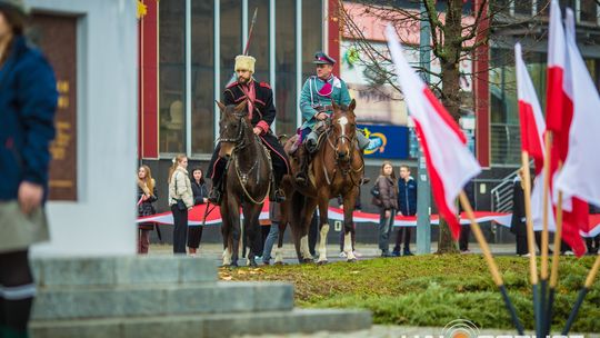 Obchody 107. rocznicy odzyskania przez Polskę niepodległości zdjęcie przedstawia osoby podczas uroczystości 11. listopada 2025