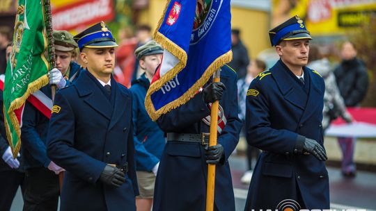 Obchody 107. rocznicy odzyskania przez Polskę niepodległości zdjęcie przedstawia osoby podczas uroczystości 11. listopada 2025