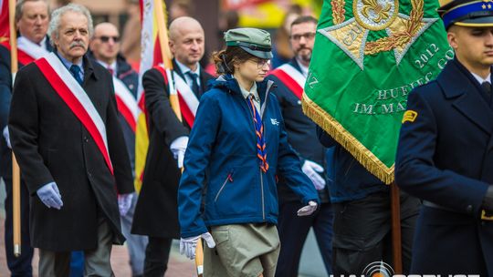 Obchody 107. rocznicy odzyskania przez Polskę niepodległości zdjęcie przedstawia osoby podczas uroczystości 11. listopada 2025