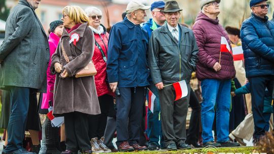 Obchody 107. rocznicy odzyskania przez Polskę niepodległości zdjęcie przedstawia osoby podczas uroczystości 11. listopada 2025