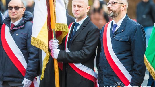 Obchody 107. rocznicy odzyskania przez Polskę niepodległości zdjęcie przedstawia osoby podczas uroczystości 11. listopada 2025