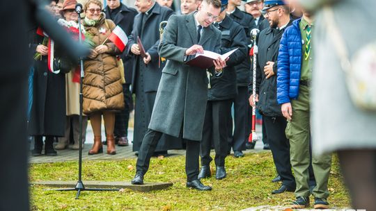 Obchody 107. rocznicy odzyskania przez Polskę niepodległości zdjęcie przedstawia osoby podczas uroczystości 11. listopada 2025