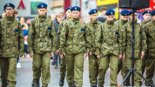 Obchody 107. rocznicy odzyskania przez Polskę niepodległości zdjęcie przedstawia osoby podczas uroczystości 11. listopada 2025