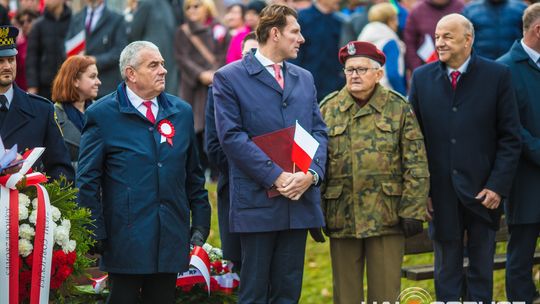 Obchody 107. rocznicy odzyskania przez Polskę niepodległości zdjęcie przedstawia osoby podczas uroczystości 11. listopada 2025