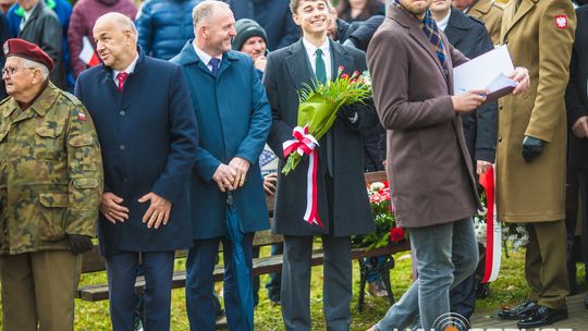 Obchody 107. rocznicy odzyskania przez Polskę niepodległości zdjęcie przedstawia osoby podczas uroczystości 11. listopada 2025