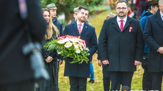 Obchody 107. rocznicy odzyskania przez Polskę niepodległości zdjęcie przedstawia osoby podczas uroczystości 11. listopada 2025