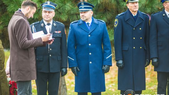 Obchody 107. rocznicy odzyskania przez Polskę niepodległości zdjęcie przedstawia osoby podczas uroczystości 11. listopada 2025