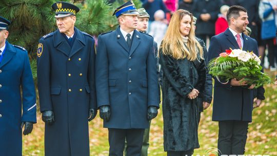 Obchody 107. rocznicy odzyskania przez Polskę niepodległości zdjęcie przedstawia osoby podczas uroczystości 11. listopada 2025