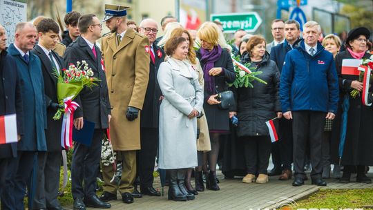 Obchody 107. rocznicy odzyskania przez Polskę niepodległości zdjęcie przedstawia osoby podczas uroczystości 11. listopada 2025