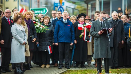 Obchody 107. rocznicy odzyskania przez Polskę niepodległości zdjęcie przedstawia osoby podczas uroczystości 11. listopada 2025