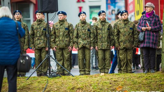 Obchody 107. rocznicy odzyskania przez Polskę niepodległości zdjęcie przedstawia osoby podczas uroczystości 11. listopada 2025