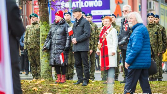 Obchody 107. rocznicy odzyskania przez Polskę niepodległości zdjęcie przedstawia osoby podczas uroczystości 11. listopada 2025