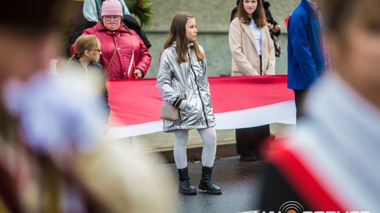 Obchody 107. rocznicy odzyskania przez Polskę niepodległości zdjęcie przedstawia osoby podczas uroczystości 11. listopada 2025