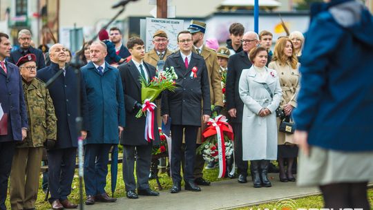 Obchody 107. rocznicy odzyskania przez Polskę niepodległości zdjęcie przedstawia osoby podczas uroczystości 11. listopada 2025