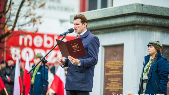 Obchody 107. rocznicy odzyskania przez Polskę niepodległości zdjęcie przedstawia osoby podczas uroczystości 11. listopada 2025