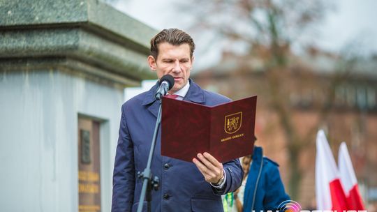 Obchody 107. rocznicy odzyskania przez Polskę niepodległości zdjęcie przedstawia osoby podczas uroczystości 11. listopada 2025